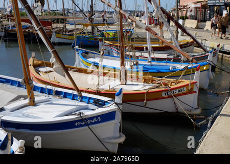 Les bateaux de pêche traditionnels colorés dans le port, Sanary-sur-Mer , Cote d'Azur, France Banque D'Images