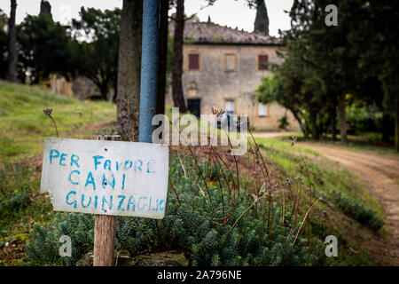 Signal pour indiquer "per favore cani al guinzaglio" les chiens en laisse, trekking à travers les collines autour de la municipalité de Pomarance dans la provin Banque D'Images