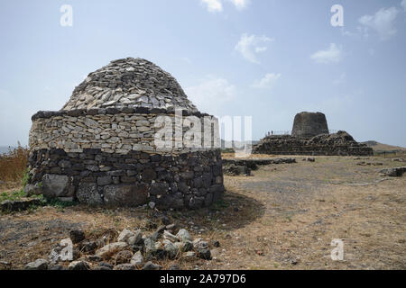 Une circulaire en pierre reconstruite comme les anciens près de l'ancienne Nuraghe de Santu Antine visible à l'arrière-plan, situé à Torralba, en Sardaigne Banque D'Images