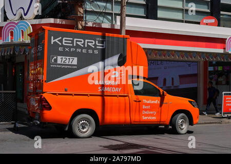 Bangkok, Thaïlande - le 31 octobre 2019 Gros plan : chariot de Kerry Express gratuit sur route dans la région de Siam Square shopping area, Kerry est bien connu de colis Banque D'Images