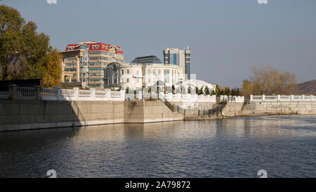 Le Kazakhstan, Ust-Kamenogorsk - 11 octobre, 2019. Et le bord de l'Irtych. Banque D'Images