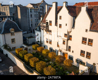 Leith, Édimbourg, Écosse, Royaume-Uni, le 31 octobre 2019. Météo France : couleurs d'automne dans les arbres et de faible lumière comme le soleil se couche à la maison de l'agneau, un restaurée du 17ème siècle maison de marchands hanséatiques distinctif avec épaulement style hollandais gables et original "les portes du vent', une partie de ce qui est maintenant le consulat islandais Banque D'Images