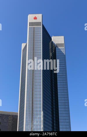 Trianon tour avec le logo de la banque Sparkasse, vue extérieure avec ciel bleu, Frankfurt am Main, Allemagne Banque D'Images