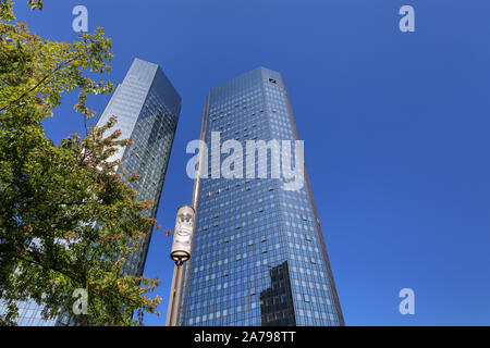 Tours jumelles de la Deutsche Bank, low angle de grande hauteur des gratte-ciel contre ciel bleu à Frankfurt am Main, Allemagne Banque D'Images