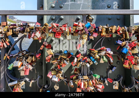 L'amour des verrous sur Eiserner Steg pont, passerelle enjambant la rivière Main, Francfort, Allemagne Banque D'Images