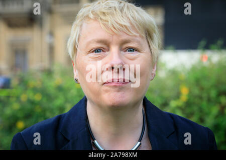 Angela Eagle, député du Parti du Travail, député de Wallasey, extérieur portrait de regarder directement la caméra, Westminster Banque D'Images