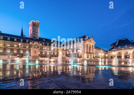 L'eau des fontaines de la Place de la libération à Dijon, le palais des ducs de Bourgogne, ducs palace, Côte d Or, Bourgogne, France Banque D'Images