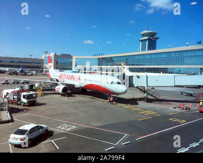 Moscou, Russie - le 29 avril 2019 : Airbus avion supersonique de rouge russe Wings Airlines avion Airbus se prépare à Moscou en vol Banque D'Images