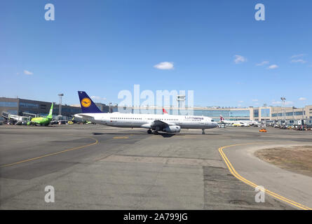 Moscou, Russie - le 29 avril 2019 : avion supersonique de passagers Airbus A321-200 de la Lufthansa à l'aéroport international de Domodedovo en face de l'airoport buil Banque D'Images