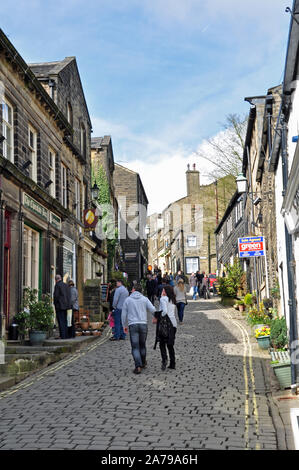 Tourist sur Main Street, Haworth Bronte Country, Yorkshire Banque D'Images