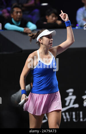 Shenzhen, la province chinoise du Guangdong. 31 octobre, 2019. Belinda Bencic de Suisse défis au cours du round robin féminin match contre Kiki Bertens des Pays-Bas à la finale du tournoi WTA de tennis à Shenzhen, province du Guangdong en Chine du sud, le 31 octobre 2019. Credit : Liang Xu/Xinhua/Alamy Live News Banque D'Images