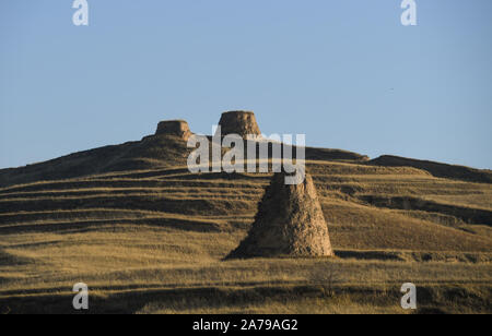 Hohhot. 31 octobre, 2019. Photo prise le 31 octobre 2019 tours beacon montre d'une section de la Grande muraille construite en dynastie Ming (1368-1644) dans le comté de Qingshuihe, Hohhot, capitale de la Chine du nord, région autonome de Mongolie intérieure. Credit : Peng Yuan/Xinhua/Alamy Live News Banque D'Images