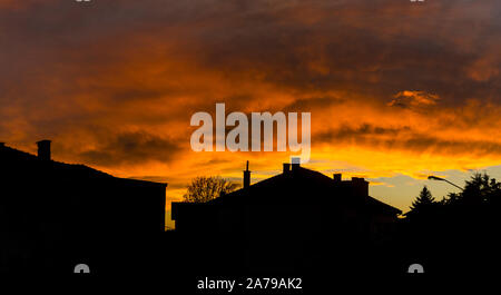 Belle et ciel dramatique au coucher du soleil avec les différents tons de rouge, jaune et orange Banque D'Images