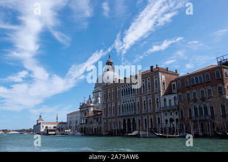 Énorme brillant ciel bleu avec des nuages blancs sur les bâtiments église et le long de la mer, vo canaux Venise, Italie Banque D'Images