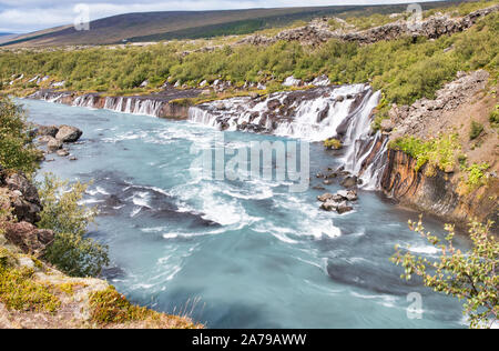 Cascades incroyables de Hraunfossar et de Barnafoss, Islande. Banque D'Images