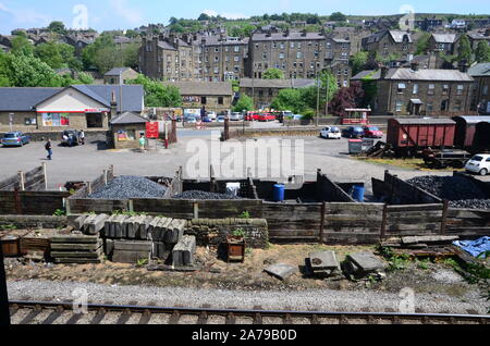 Haworth scène de village, gare, dépôt de charbon, des tours d'habitation mitoyenne, Yorkshire Banque D'Images