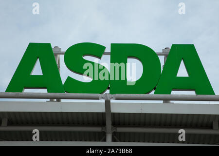 Logo de la société ASDA est vu à Watford, Royaume-Uni. Banque D'Images