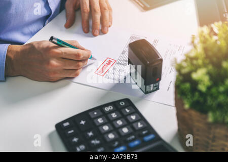 Employée de bureau d'accepter et signer le projet de loi d'approvisionnement Banque D'Images