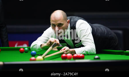 Yushan, province de Jiangxi en Chine. 31 octobre, 2019. Joe Perry d'Angleterre fait concurrence au cours de la ronde de 16 match contre son compatriote Judd Trump au 2019 World Snooker Ouvrir dans Yushan, la Chine de l'est la province de Jiangxi, le 31 octobre 2019. Credit : Zhou Mi/Xinhua/Alamy Live News Banque D'Images