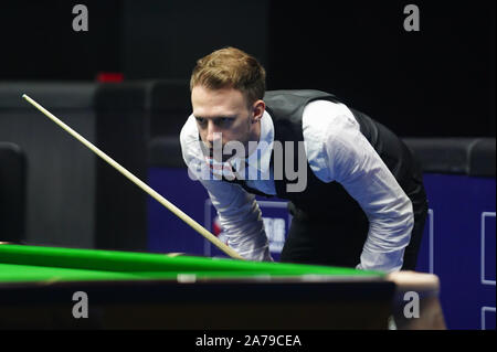 Yushan, province de Jiangxi en Chine. 31 octobre, 2019. Judd Trump de l'Angleterre réagit pendant la série de 16 match contre son compatriote Joe Perry au 2019 World Snooker Ouvrir dans Yushan, la Chine de l'est la province de Jiangxi, le 31 octobre 2019. Credit : Zhou Mi/Xinhua/Alamy Live News Banque D'Images