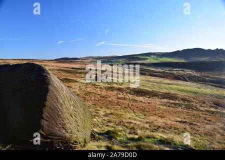 Grand ciel pays au-dessus des rochers de cafards de staffordshire Banque D'Images