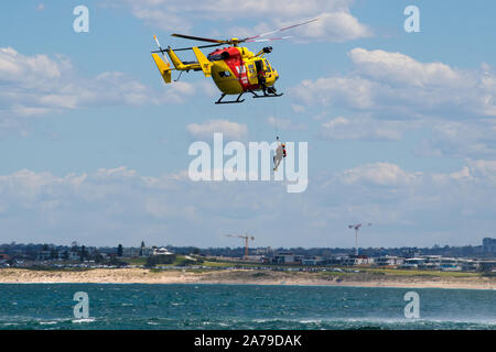 19 octobre 2019, Boat Harbour Beach : formation en recherche et sauvetage effectué par le 'Life Saver Westpac Rescue Helicopter Service Team' - Boat Harbour Beach - Kurnell, New South Wales, Australie Banque D'Images