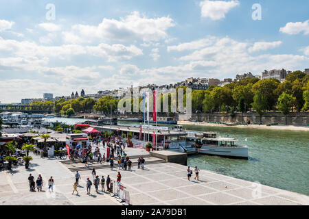 Un pont à la banque de la Seine, vue du Pont Alexandre III pont, Paris, France. Banque D'Images