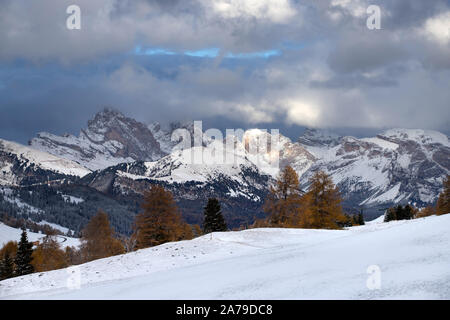 Belles montagnes de neige à l'Alpe di Siusi, Dolomites - destination vacances hiver Banque D'Images