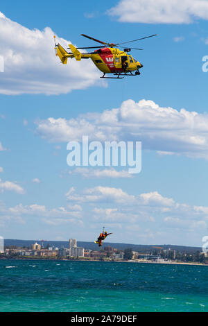 19 octobre 2019, Boat Harbour Beach : formation en recherche et sauvetage effectué par le 'Life Saver Westpac Rescue Helicopter Service Team' - Boat Harbour Beach - Kurnell, New South Wales, Australie Banque D'Images