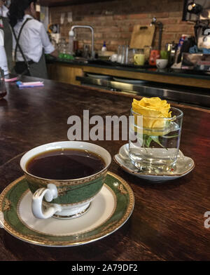 Tasse de café sur la table en bois au café du coin à Saigon, Vietnam. Banque D'Images