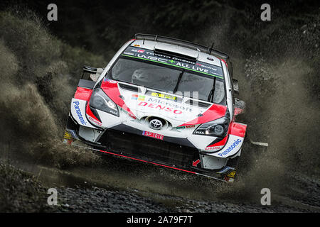 Ott Tanak roulant dans une watersplash dans la Toyota Gazoo WRT WRC 2019 dans le Wales Rally GB au Pays de Galles, Royaume-Uni Banque D'Images