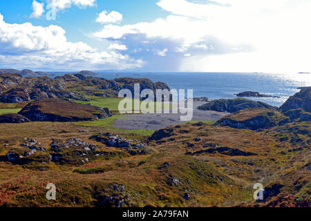 Vue plongeante sur la baie de saint Colomba d'Iona sur, en Écosse. C'est que l'on croit être où St.Columba et ses moines ont débarqué sur Iona en 563. Banque D'Images