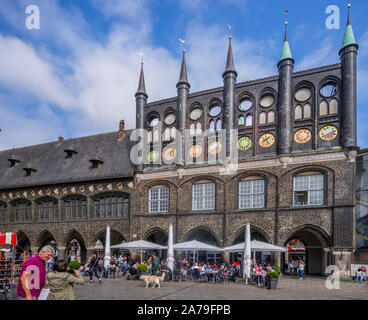 Lübeck gothique en briques historique hôtel de ville, place du marché, ville hanséatique de Lübeck, Schleswig-Holstein, Allemagne Banque D'Images