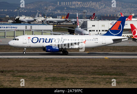 Istanbul / Turquie - 29 mars 2019 : Onur Air Airbus A320-TC ODA avion du passager départ à l'aéroport Ataturk d'Istanbul Banque D'Images