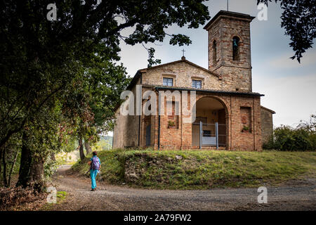 Des inconnus à l'ofVirgin Marie de la chambre pendant le trekking à travers les collines autour de la municipalité de Volterra dans la province de Banque D'Images