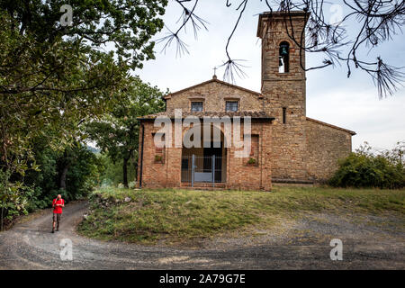 Des inconnus à l'ofVirgin Marie de la chambre pendant le trekking à travers les collines autour de la municipalité de Volterra dans la province de Banque D'Images