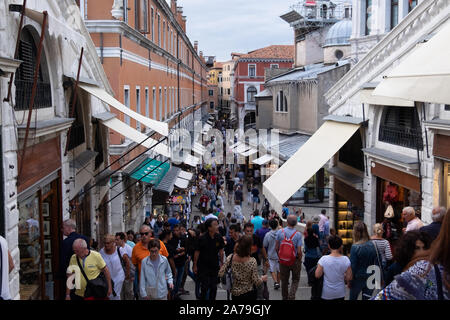 Vue vers le bas les marches sur le pont du Rialto, Venise pour toutes les nombreuses boutiques et les acheteurs eux s'entassent. Scène mouvementée. Banque D'Images