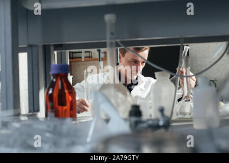 Jeune scientifique effectue des expériences chimiques au laboratoire Banque D'Images