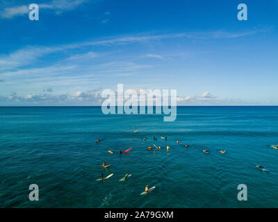 Drone aérien de surfeurs dans l'océan Pacifique près de la plage de Waikiki, Honolulu, Hawaii Banque D'Images