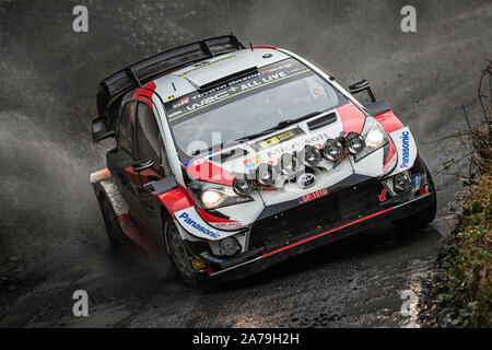 Ott Tanak roulant dans une watersplash dans la Toyota Gazoo WRT WRC 2019 dans le Wales Rally GB au Pays de Galles, Royaume-Uni Banque D'Images