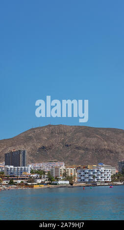 Los Cristianos, Tenerife, Canaries, Espagne - 15 septembre 2019 : une vue panoramique vers Los Cristianos populaires resort et le port avec de nombreux touristes Banque D'Images