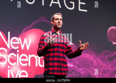 Le Dr Chris' van Tulleken une conférence intitulée "Pouvez-vous battre vos gènes ?", sur la scène principale, à New Scientist Live 2019 Banque D'Images