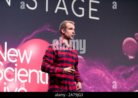 Le Dr Chris' van Tulleken une conférence intitulée "Pouvez-vous battre vos gènes ?", sur la scène principale, à New Scientist Live 2019 Banque D'Images