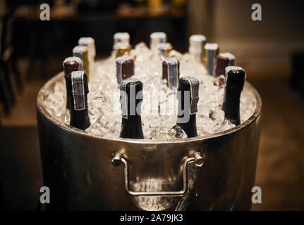 Bangkok, Thaïlande - 23 décembre 2018 : bouteille de vin dans un seau à glace. Banque D'Images