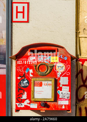 Belgian Post box recouverte d'autocollants - Bruxelles. Banque D'Images