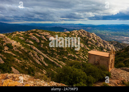 Ermita de Sant Joan, Montserrat, en Catalogne, construit au 19ème siècle à côté de l'Ermita de Sant Onofre, qui est construit dans la falaise au-dessus dans l'Tebes Banque D'Images