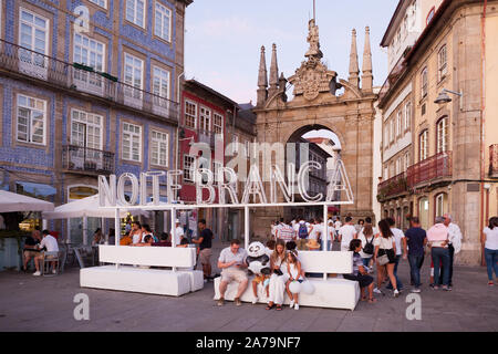 Arco da Porta Nova (Porta Nova Arch) dans la Praça Camilo Castelo Branco au cours de la 2019 Noite Branca (Nuit Blanche) jours, Braga, Portugal Banque D'Images