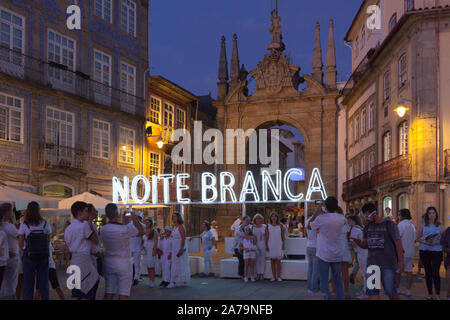 Arco da Porta Nova (Porta Nova Arch) dans la Praça Camilo Castelo Branco au cours de la 2019 Noite Branca (Nuit Blanche) jours, Braga, Portugal Banque D'Images