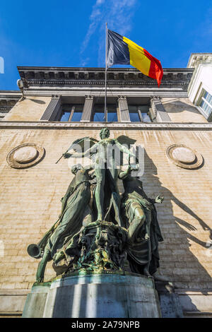 Pavillon belge volant au-dessus de la sculpture à l'avant du Musée Royal des Beaux-Arts de Belgique - Bruxelles, Belgique. Banque D'Images