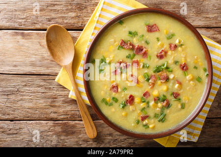 Chaudrée de maïs légumes délicieux avec du bacon close-up dans un bol sur la table. Haut horizontale Vue de dessus Banque D'Images